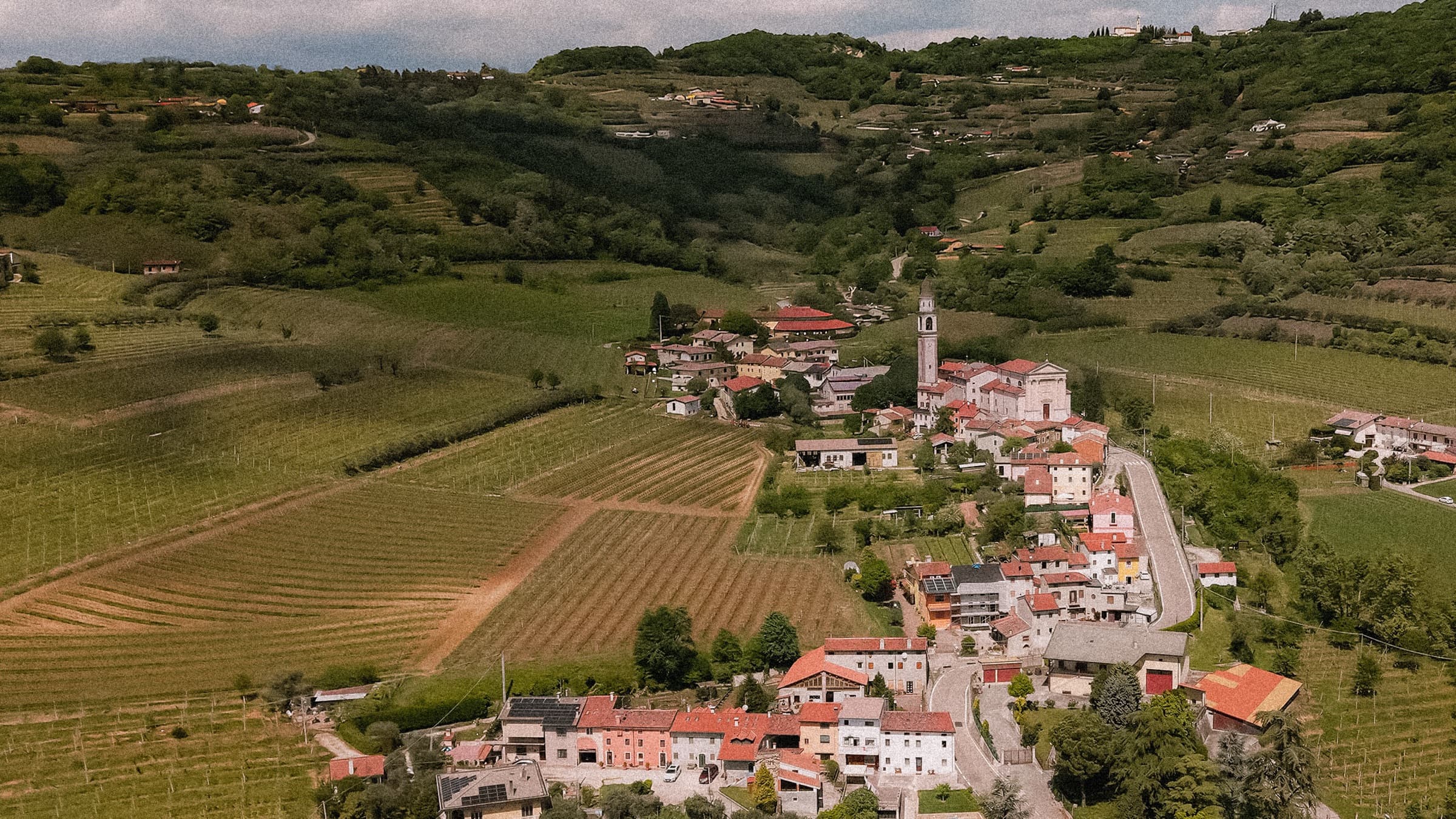 Veduta aerea di un borgo tra i vigneti dei colli basaltici di Montebello e Gambellara